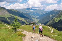 Gasthof zum Löwen - Wanderer mit Bergpanorama