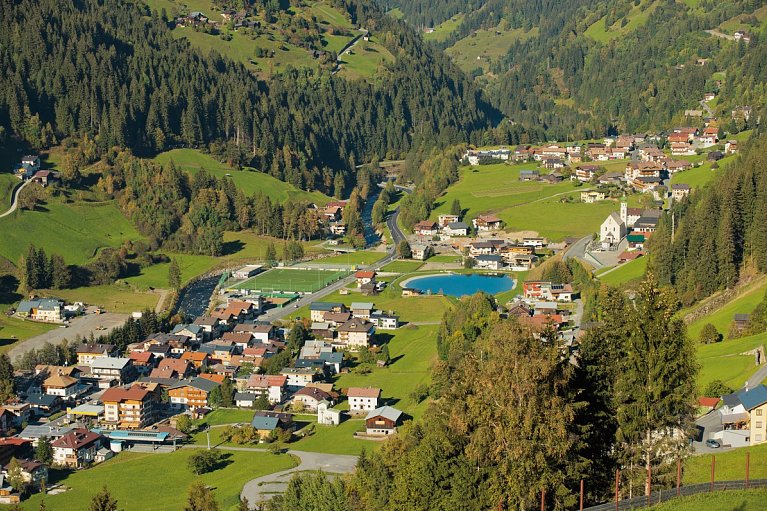 Hotel Alpenkönigin - Ortsansicht See - Paznauntal