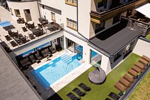 Hotel Alpenkönigin - Luftansicht Terrasse - Außenpool