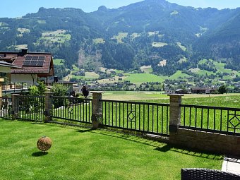 Hotel Alpina Hippach - Garten mit Panoramablick
