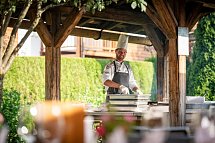 Standort-Wanderreise „Kitzbüheler Alpenpanorama“ - Kulinarik, Grillabend im Hotel