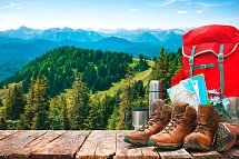 Standort-Wanderreise „Kitzbüheler Alpenpanorama“ - Bergpanorama mit Rucksack und Trekkingschuhen