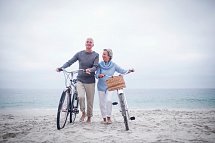 Appartementhäuser Pinamar-Miramar - Paar mit Fahrrädern am Strand