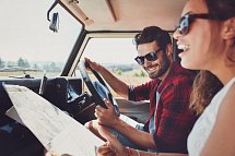 Italien Rundreise Lago Maggiore - Gardasee - Paar im Auto mit einer Routenkarte