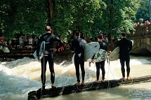 THERME ERDING & Victor's Residenz-Hotel München - Surfer am Eisbach im Englischen Garten in München