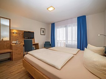 Parkhotel Sonnenhof - Wohnbeispiel Doppelzimmer Standard Balkon (Zimmercodierungen DB1 & DP1)