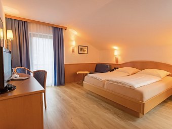 Parkhotel Sonnenhof - Wohnbeispiel Doppelzimmer Standard Balkon (Zimmercodierungen DB1 & DP1)