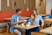 THERME ERDING & Hotel Holiday Inn Express Munich Airport – Erding - Paar beim Frühstück