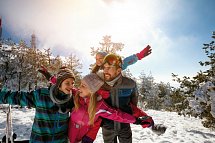Donna Hotel Klosterhof - Familie genießt Winterurlaub in den Bergen