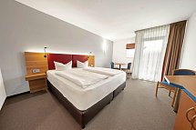 Donna Hotel Klosterhof - Wohnbeispiel Doppelzimmer Blick zum Hohen Bogen (Zimmercodierungen DB2 & DB8)