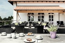 Donna Burghotel am Hohen Bogen - Kaffeepause auf der Terrasse
