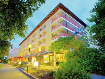 Kurhotel Panland - Promenade mit Kurhotel Panland
