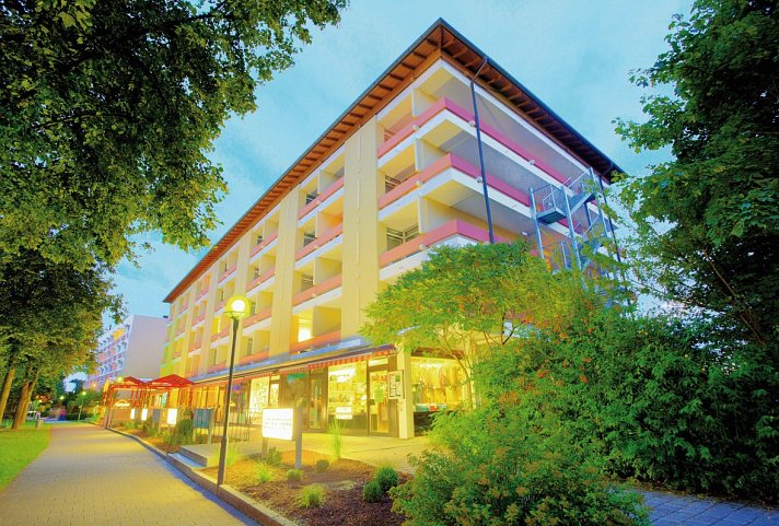 Kurhotel Panland - Promenade mit Kurhotel Panland