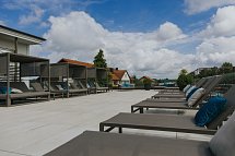 Ortner's Haus Anger - Sonnendeck mit Liegen