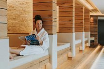 Ortner's Haus Anger - Frau im Wellnessbereich