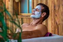 Ortner's Haus Anger - Mann entspannt mit Gesichtsmaske