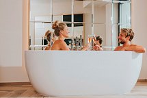 Ortner's Haus Anger - Pärchen in der Badewanne