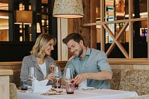 Ortner's Haus Anger - Paar im Restaurant
