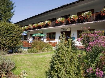 Landhotel Hochspessart - Außenansicht mit Garten