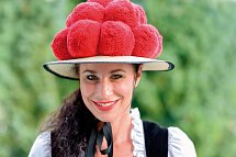 Hotel Lamm Mitteltal - Schwarzwald, Frau mit Bollenhut