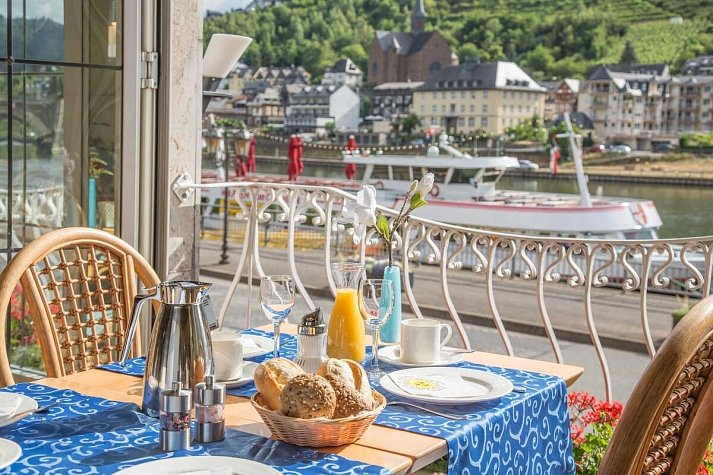Hotel Karl Noss - Frühstück mit Moselblick