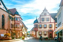 Hotel Luisenpark - Ortsansicht Bad Bergzabern mit Rathaus
