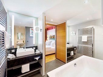 Weinhotel Hotel Kaisergarten Deidesheim - Wohnbeispiel Bad Doppelzimmer Standard