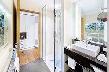 Weinhotel Hotel Kaisergarten Deidesheim - Wohnbeispiel Bad Doppelzimmer Standard