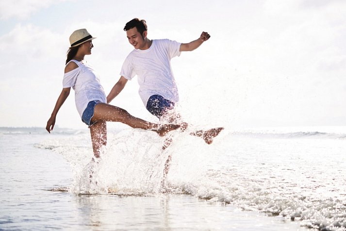 Marokko Rundreise & Baden - Paar am Strand