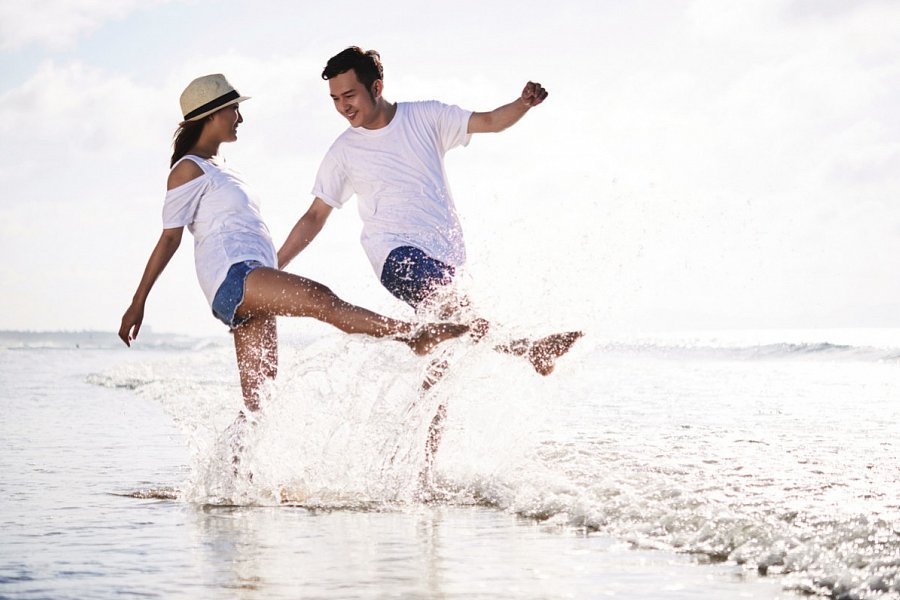 Marokko Rundreise & Baden - Paar am Strand