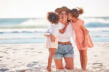 Ostseehotel Villen im Park - ein Rovell Hotel - Mutter mit Ihren Kindern am Strand