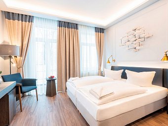 SEETELHOTEL Pommerscher Hof - Wohnbeispiel Doppelzimmer Landseite Balkon (Zimmercodierung DB2)