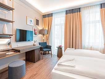 SEETELHOTEL Pommerscher Hof - Wohnbeispiel Doppelzimmer Landseite Balkon (Zimmercodierung DB2)