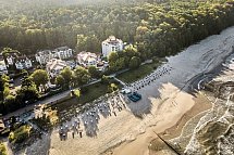 aja Strandhotel Bansin - Hotelansicht und Strand von oben