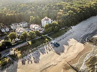 aja Strandhotel Bansin - Hotelansicht und Strand von oben