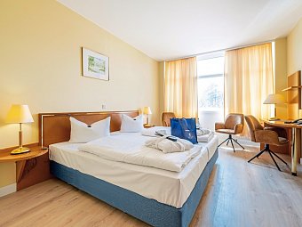Arkona Strandhotel - Wohnbeispiel Doppelzimmer Landseite (Zimmercodierungen DBL & DB9)