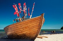 Arkona Strandhotel - Fischerboot am Strand von Binz
