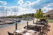 Hotel MAREBALTIC - Terrasse mit Blick auf den Hafen