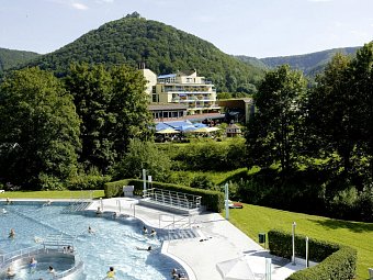 Biosphärenhotel Graf Eberhard - Außenansicht mit AlbTherme im Vordergrund