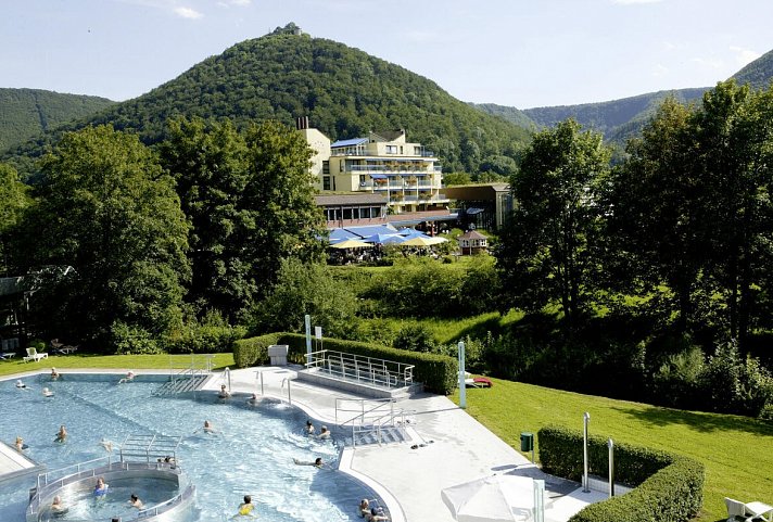 Biosphärenhotel Graf Eberhard - Außenansicht mit AlbTherme im Vordergrund