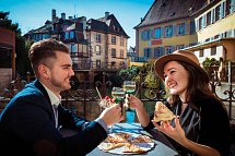 Hotel Le Jean-Sébastian Bach - Junges Paar im Elsass isst Flammkuchen