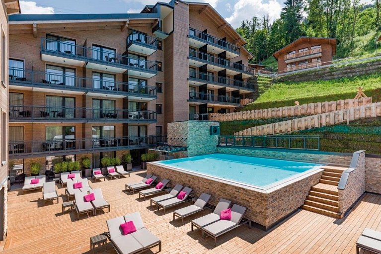 Hotel ADAPURA Wagrain - Relax-Terrasse mit beheiztem Außenpool