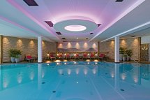 Hotel ADAPURA Wagrain - Innenpool im Wellnessbereich