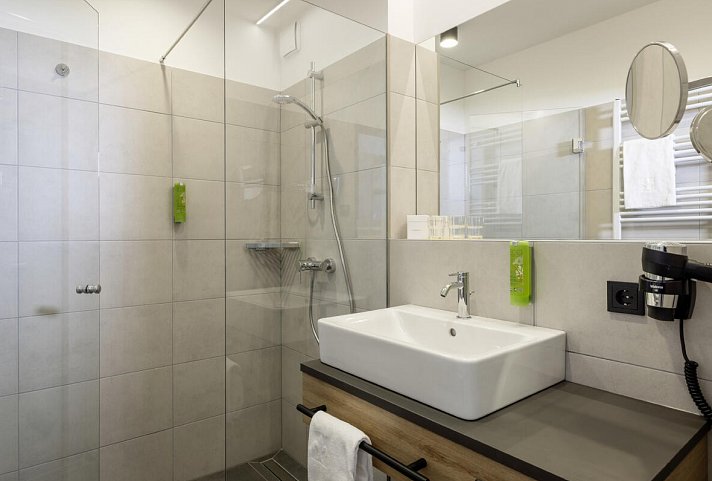 JUFA Hotel Werfenweng - Wohnbeispiel Badezimmer