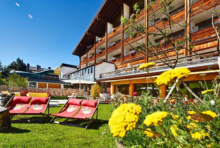 Sporthotel Kogler - Außenansicht mit Garten