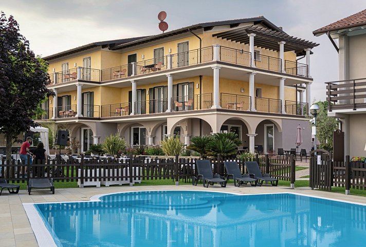 Hotel Splendid Sole - Hotelgebäude mit Poolansicht