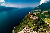 Hotel La Rotonda - Blick über das Monte Castello zum Gardasee