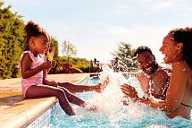 Hotel Royal Village - Familie im Pool
