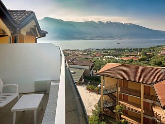 Hotel Royal Village - Wohnbeispiel Doppelzimmer Superior Villa Lucia seitl. Seeblick (Zimmercodierung DS1)