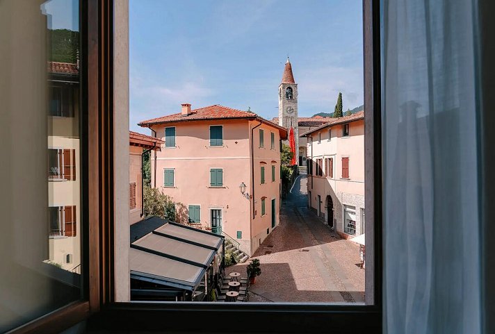 Hotel Miralago - Blick vom Hotel auf den Dorfplatz